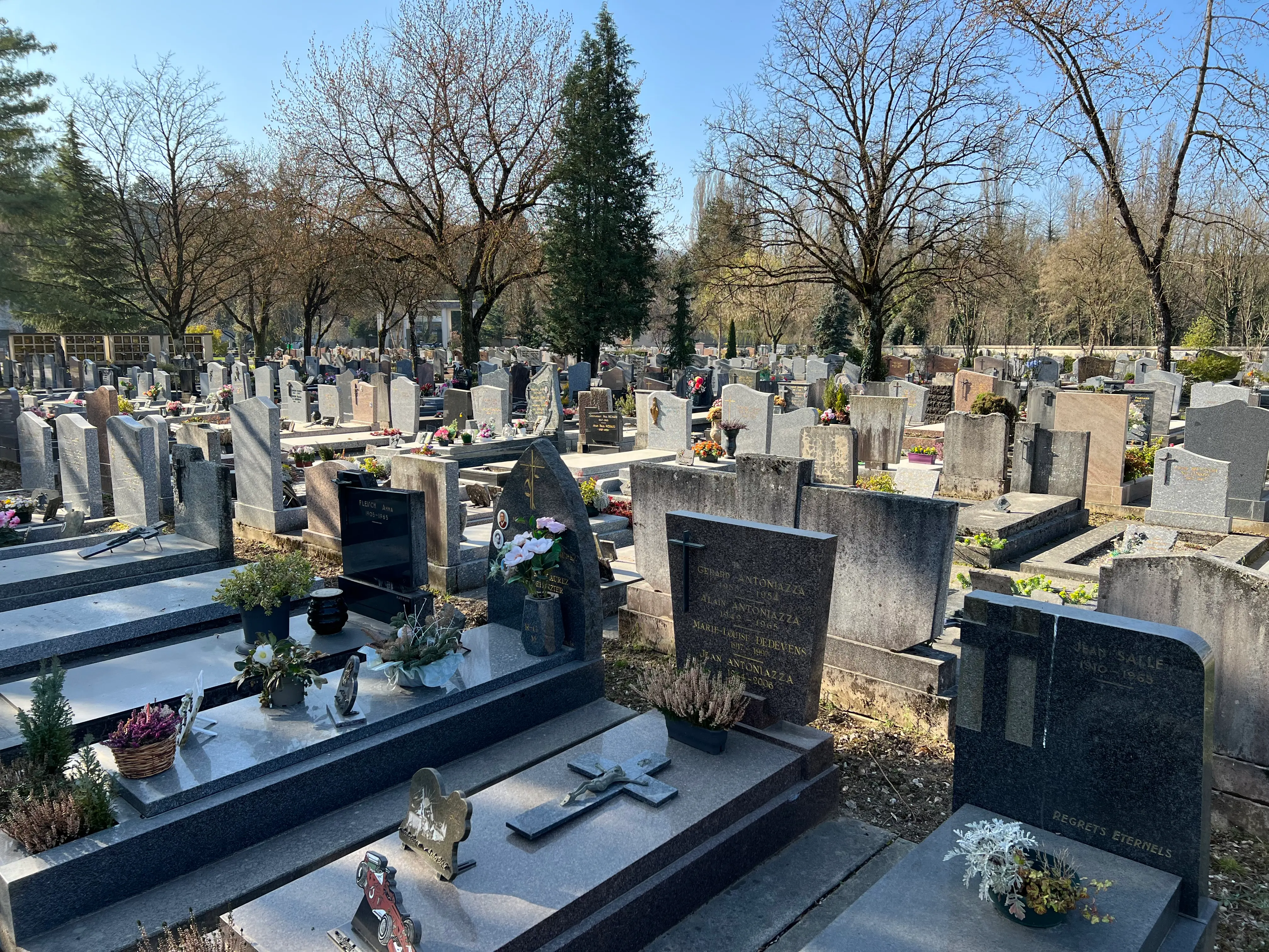 Cimetière urbain avec rangées de tombes en pierre et les espaces inter-tombes Cimetière urbain avec rangées de tombes en pierre et les espaces inter-tombes