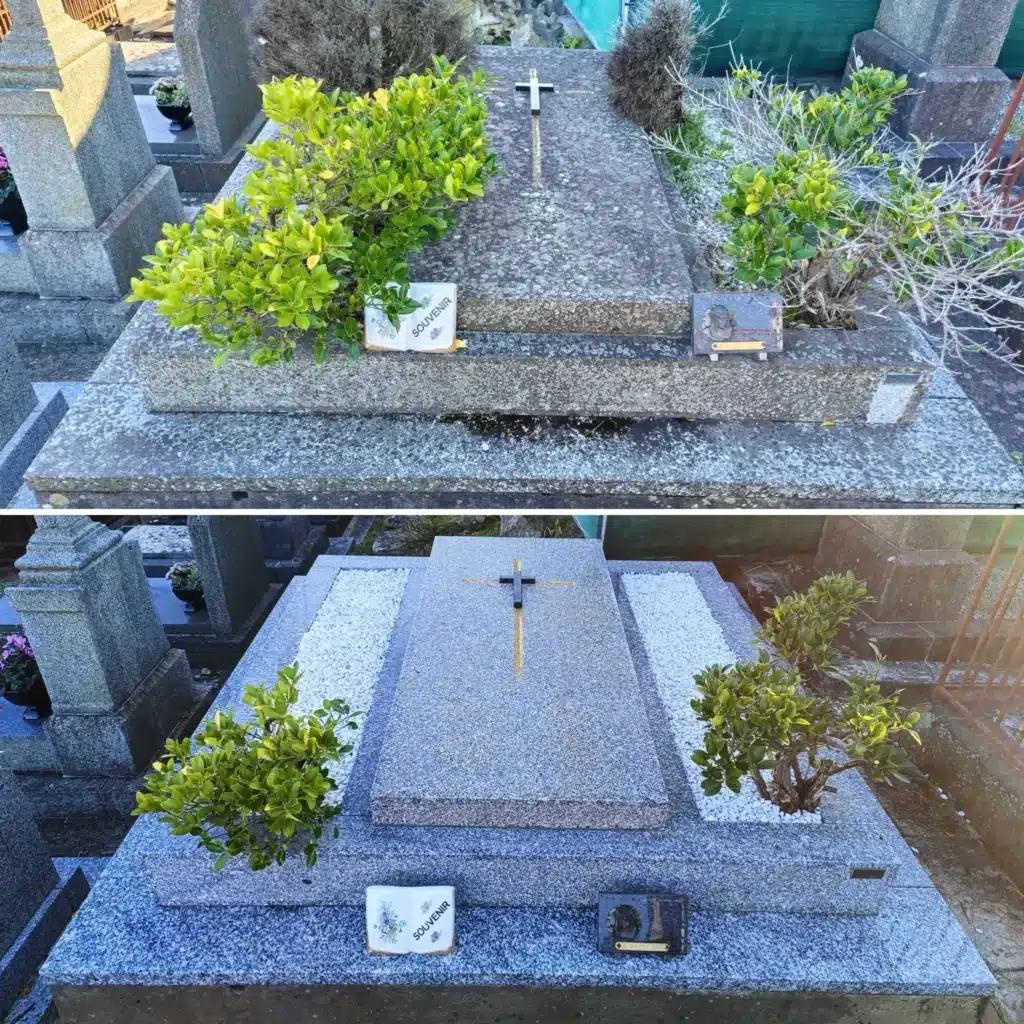 Tombe en pierre grise avec croix centrale, entourée de buissons verts et d’accessoires: plaque et petit souvenir “SOUVENIR” posés sur la dalle, dans un cimetière.
