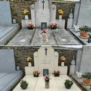 Deux tombes au cimetière, décorées de fleurs colorées et d’une photo centrope sur la stèle principale, entourées de bouquets et de vases.
