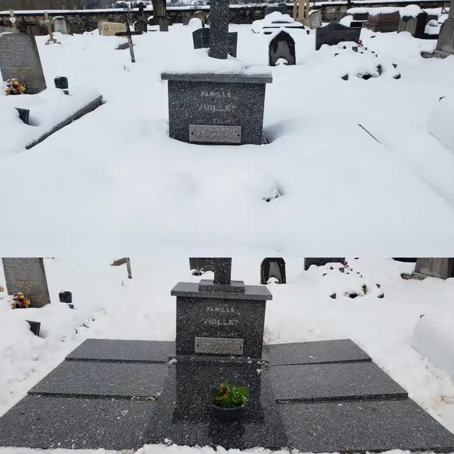 Tombe en granit dans un cimetière enneigé, plaque familiale et plateaux horizontaux autour, petite plante en pot au pied. Tombe en granit dans un cimetière enneigé, plaque familiale et plateaux horizontaux autour, petite plante en pot au pied.
