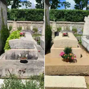 Deux tombes dans un cimetière, entourées de verdure. À gauche, tombe en pierre grise avec plante en pot devant et fleurs au